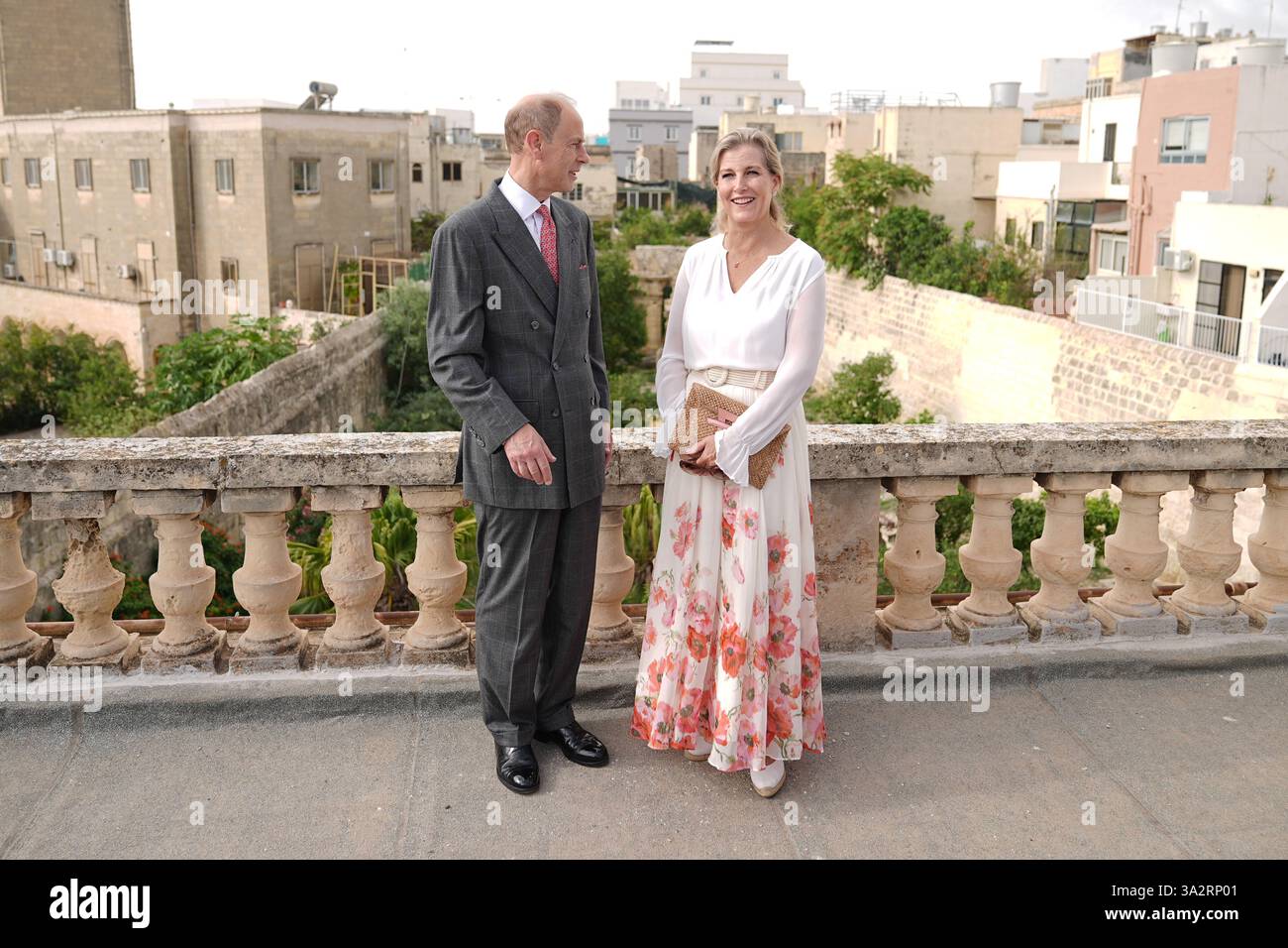 Le duc et la duchesse d'Édimbourg, lors d'une visite de Villa Guardamangia, à Pieta, accompagnés de représentants de Heritage Malta pour en savoir plus sur les travaux de restauration entrepris dans l'ancienne résidence de la défunte reine Elizabeth II et de son mari le prince Philip, défunt duc d'Édimbourg, lorsqu'ils étaient un jeune couple marié, le troisième jour d'une tournée royale à Malte pour marquer le 60e anniversaire de son indépendance et célébrer le patrimoine commun du pays et la collaboration continue avec le Royaume-Uni. Date de la photo : mercredi 9 octobre 2024. Banque D'Images