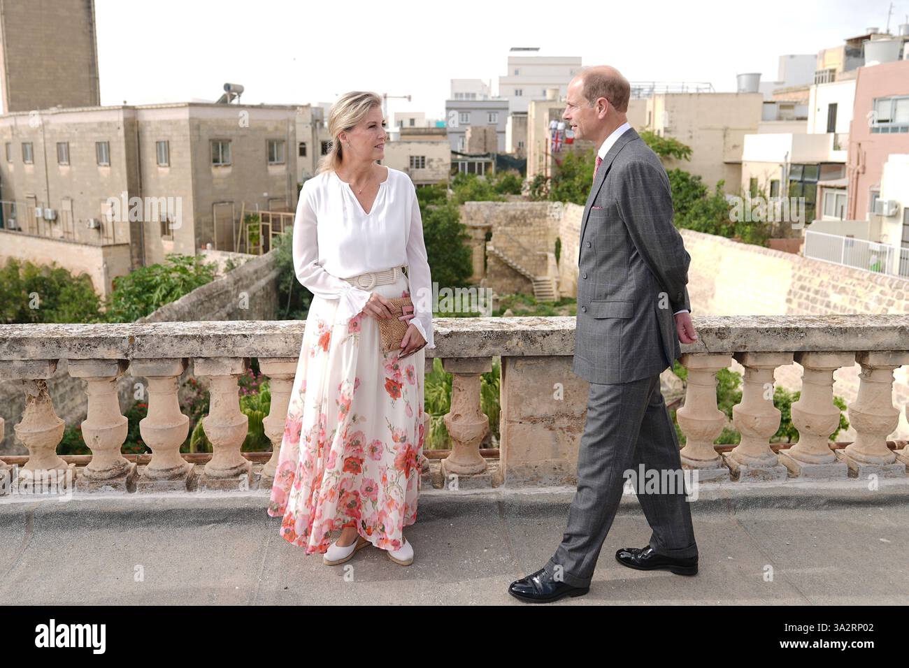 Le duc et la duchesse d'Édimbourg, lors d'une visite de Villa Guardamangia, à Pieta, accompagnés de représentants de Heritage Malta pour en savoir plus sur les travaux de restauration entrepris dans l'ancienne résidence de la défunte reine Elizabeth II et de son mari le prince Philip, défunt duc d'Édimbourg, lorsqu'ils étaient un jeune couple marié, le troisième jour d'une tournée royale à Malte pour marquer le 60e anniversaire de son indépendance et célébrer le patrimoine commun du pays et la collaboration continue avec le Royaume-Uni. Date de la photo : mercredi 9 octobre 2024. Banque D'Images