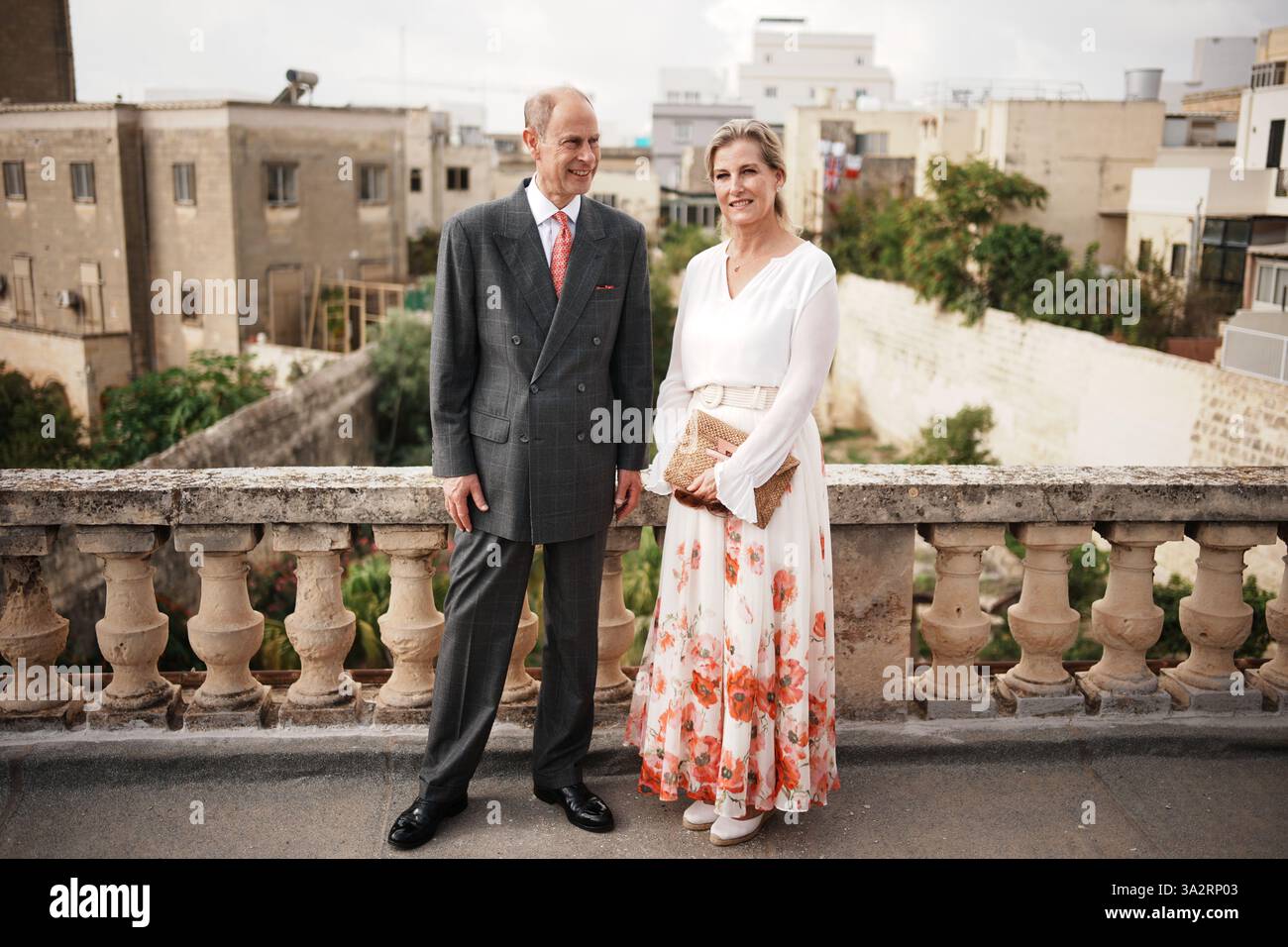Le duc et la duchesse d'Édimbourg, lors d'une visite de Villa Guardamangia, à Pieta, accompagnés de représentants de Heritage Malta pour en savoir plus sur les travaux de restauration entrepris dans l'ancienne résidence de la défunte reine Elizabeth II et de son mari le prince Philip, défunt duc d'Édimbourg, lorsqu'ils étaient un jeune couple marié, le troisième jour d'une tournée royale à Malte pour marquer le 60e anniversaire de son indépendance et célébrer le patrimoine commun du pays et la collaboration continue avec le Royaume-Uni. Date de la photo : mercredi 9 octobre 2024. Banque D'Images