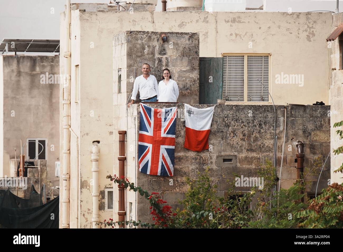 Les gens attendent l'arrivée du duc et de la duchesse d'Édimbourg pour leur visite de la Villa Guardamangia, à Pieta, accompagnés par des représentants de Heritage Malta pour en savoir plus sur les travaux de restauration entrepris dans l'ancienne résidence de la défunte reine Elizabeth II et de son mari le prince Philip, défunt duc d'Édimbourg, lorsqu'ils étaient un jeune couple marié, le troisième jour d'une tournée royale à Malte pour marquer le 60e anniversaire de son indépendance et célébrer le patrimoine commun du pays et la collaboration continue avec le Royaume-Uni. Date de la photo : mercredi 9 octobre 2024. Banque D'Images