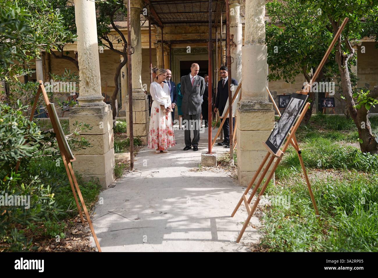 Le duc et la duchesse d'Édimbourg, lors d'une visite de Villa Guardamangia, à Pieta, accompagnés de représentants de Heritage Malta pour en savoir plus sur les travaux de restauration entrepris dans l'ancienne résidence de la défunte reine Elizabeth II et de son mari le prince Philip, défunt duc d'Édimbourg, lorsqu'ils étaient un jeune couple marié, le troisième jour d'une tournée royale à Malte pour marquer le 60e anniversaire de son indépendance et célébrer le patrimoine commun du pays et la collaboration continue avec le Royaume-Uni. Date de la photo : mercredi 9 octobre 2024. Banque D'Images