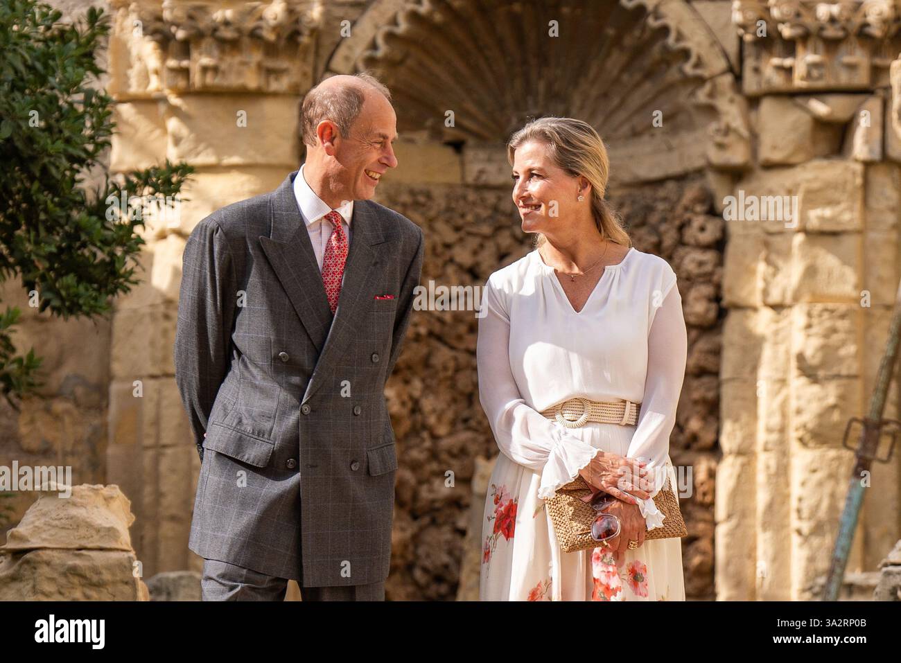 Le duc et la duchesse d'Édimbourg, lors d'une visite de Villa Guardamangia, à Pieta, accompagnés de représentants de Heritage Malta pour en savoir plus sur les travaux de restauration entrepris dans l'ancienne résidence de la défunte reine Elizabeth II et de son mari le prince Philip, défunt duc d'Édimbourg, lorsqu'ils étaient un jeune couple marié, le troisième jour d'une tournée royale à Malte pour marquer le 60e anniversaire de son indépendance et célébrer le patrimoine commun du pays et la collaboration continue avec le Royaume-Uni. Date de la photo : mercredi 9 octobre 2024. Banque D'Images