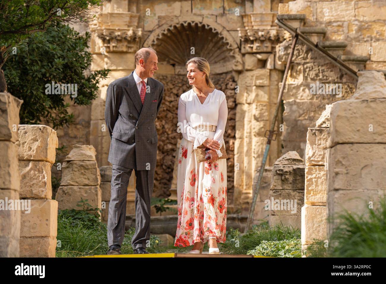 Le duc et la duchesse d'Édimbourg, lors d'une visite de Villa Guardamangia, à Pieta, accompagnés de représentants de Heritage Malta pour en savoir plus sur les travaux de restauration entrepris dans l'ancienne résidence de la défunte reine Elizabeth II et de son mari le prince Philip, défunt duc d'Édimbourg, lorsqu'ils étaient un jeune couple marié, le troisième jour d'une tournée royale à Malte pour marquer le 60e anniversaire de son indépendance et célébrer le patrimoine commun du pays et la collaboration continue avec le Royaume-Uni. Date de la photo : mercredi 9 octobre 2024. Banque D'Images