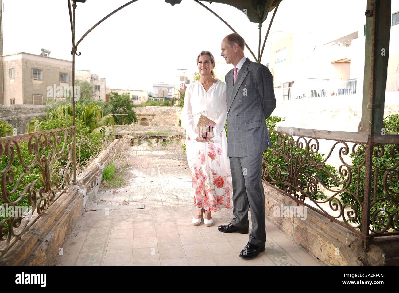 Le duc et la duchesse d'Édimbourg, lors d'une visite de Villa Guardamangia, à Pieta, accompagnés de représentants de Heritage Malta pour en savoir plus sur les travaux de restauration entrepris dans l'ancienne résidence de la défunte reine Elizabeth II et de son mari le prince Philip, défunt duc d'Édimbourg, lorsqu'ils étaient un jeune couple marié, le troisième jour d'une tournée royale à Malte pour marquer le 60e anniversaire de son indépendance et célébrer le patrimoine commun du pays et la collaboration continue avec le Royaume-Uni. Date de la photo : mercredi 9 octobre 2024. Banque D'Images