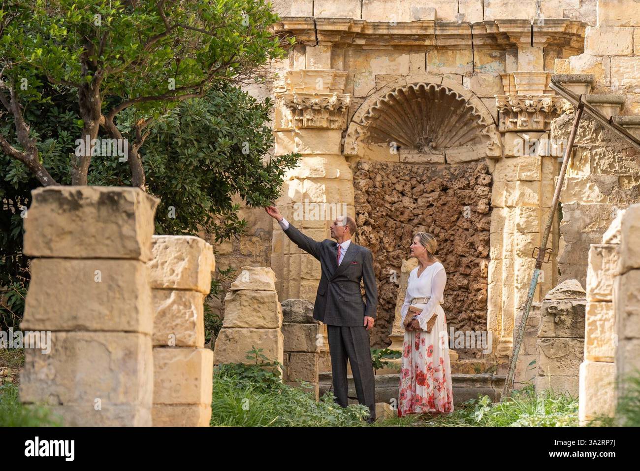 Le duc et la duchesse d'Édimbourg, lors d'une visite de Villa Guardamangia, à Pieta, accompagnés de représentants de Heritage Malta pour en savoir plus sur les travaux de restauration entrepris dans l'ancienne résidence de la défunte reine Elizabeth II et de son mari le prince Philip, défunt duc d'Édimbourg, lorsqu'ils étaient un jeune couple marié, le troisième jour d'une tournée royale à Malte pour marquer le 60e anniversaire de son indépendance et célébrer le patrimoine commun du pays et la collaboration continue avec le Royaume-Uni. Date de la photo : mercredi 9 octobre 2024. Banque D'Images