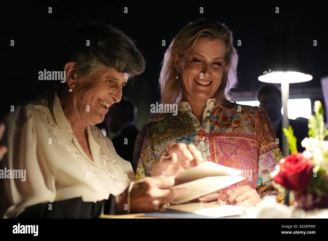Elizabeth Pule, dont la mère, Jessie, était femme de ménage lorsque feu la reine et Philippe vivaient à Villa Guardamangia à la périphérie de la capitale Valette, montre à la duchesse d'Édimbourg des lettres entre sa mère et les dames de la reine en attente lors de la réception d'anniversaire du roi à la résidence du haut-commissaire britannique, Villa de Giorgio à Naxxar, le troisième jour d'une tournée royale à Malte pour marquer le 60e anniversaire de son indépendance et célébrer le patrimoine commun du pays et la collaboration continue avec le Royaume-Uni. Date de la photo : mercredi 9 octobre 2024. Banque D'Images