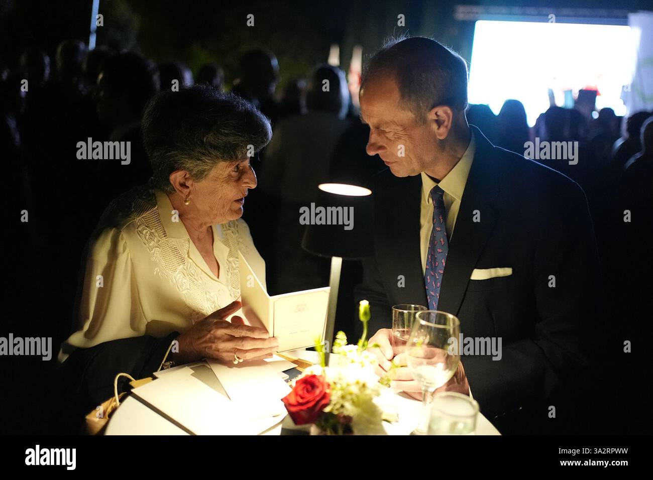 Elizabeth Pule, dont la mère, Jessie, était femme de ménage lorsque feu la reine et Philippe vivaient à Villa Guardamangia, à la périphérie de la capitale Valette, montre au duc d'Édimbourg des lettres entre sa mère et feu les dames de la reine en attente lors de la réception d'anniversaire du roi à la résidence du haut-commissaire britannique, Villa de Giorgio à Naxxar, le troisième jour d'une tournée royale à Malte pour marquer le 60e anniversaire de son indépendance et célébrer le patrimoine commun du pays et la collaboration continue avec le Royaume-Uni. Date de la photo : mercredi 9 octobre 2024. Banque D'Images