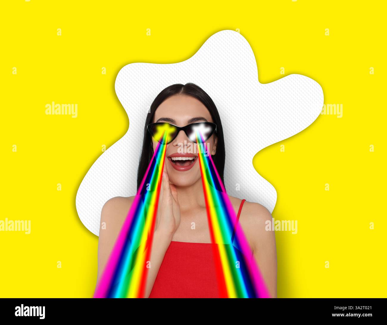 Femme à la mode tirant avec des lasers arc-en-ciel hors de ses yeux à travers des lunettes de soleil sur fond jaune, collage créatif. Affiche élégante Banque D'Images
