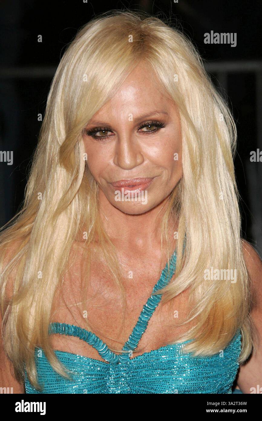 MARCH 13th 2025: Donatella Versace steps down as chief creative director of Versace luxury fashion house after 28 years at the helm. - File Photo by: zz/Jano/STAR MAX/IPx 2009 5/4/09 Donatella Versace at the 2009 Costume Institute Benefit Gala held on May 4, 2009 at The Metropolitan Museum of Art in New York City. (NYC) Banque D'Images