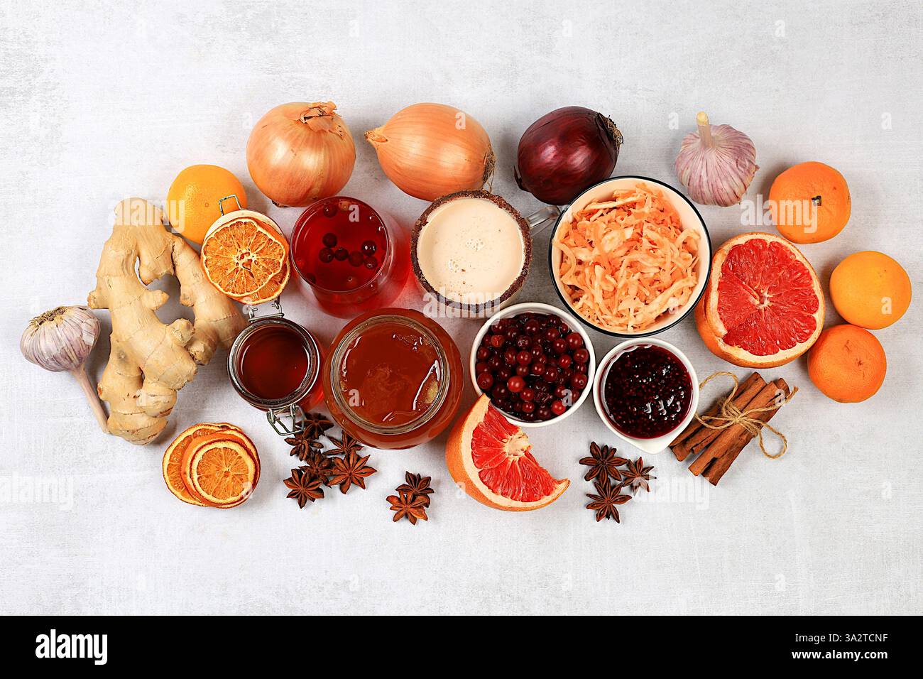 Des produits naturels sains avec de la vitamine C pour la grippe et le rhume. Sélectionnez des fruits et légumes frais et des ingrédients naturels pour renforcer le système immunitaire. Banque D'Images