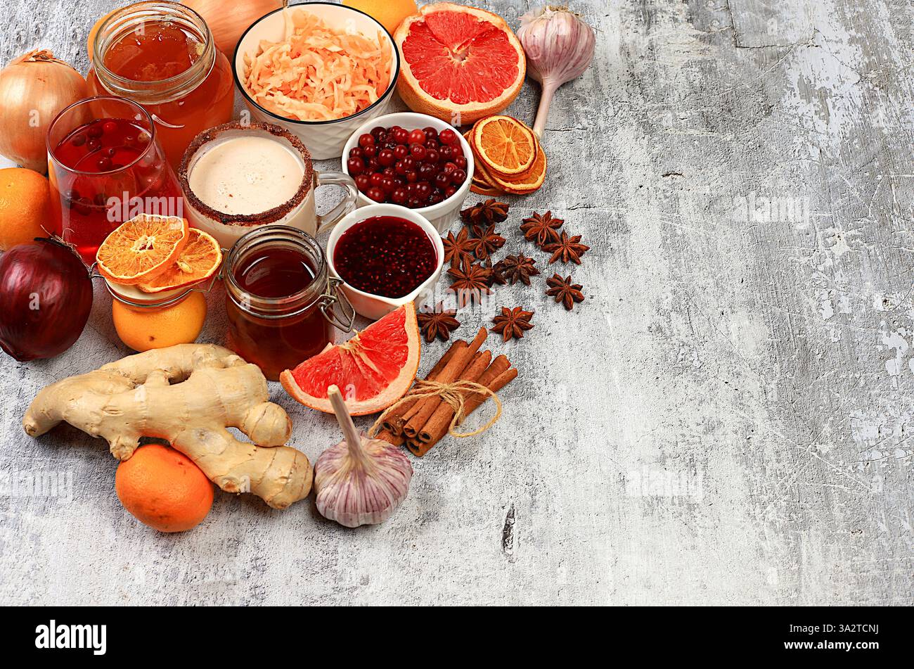 Des produits naturels sains avec de la vitamine C pour la grippe et le rhume. Sélectionnez des fruits et légumes frais et des ingrédients naturels pour renforcer le système immunitaire. Banque D'Images