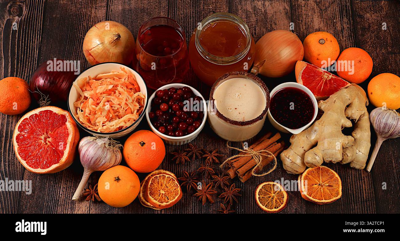 Des produits naturels sains avec de la vitamine C pour la grippe et le rhume. Sélectionnez des fruits et légumes frais et des ingrédients naturels pour renforcer le système immunitaire. Banque D'Images