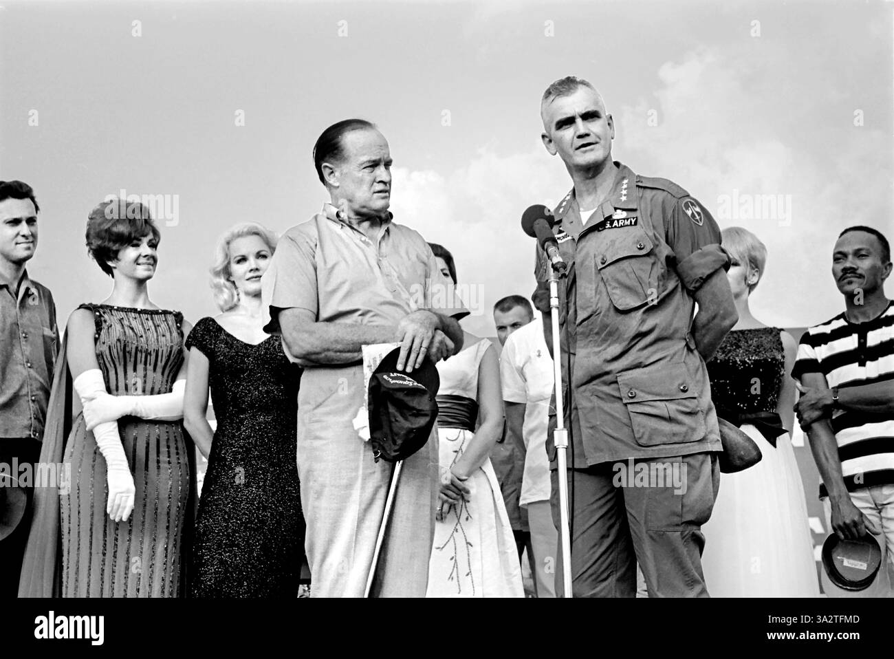 Général américain William C. Westmoreland, général commandant, COMUSMACV, (centre, droite), remerciant l'artiste américain Bob Hope pour ses nombreuses années de service aux troupes américaines sur le terrain, Sud Vietnam, U.S. Army signal corps, 24 décembre 1965 Banque D'Images