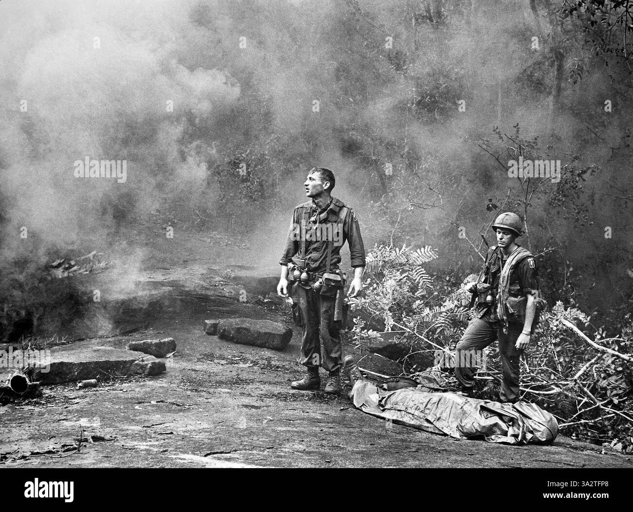 SP4 R. Richter, 4e bataillon, 503e infanterie, 173e brigade aéroportée avec le sergent Daniel E. Spencer en attendant l'hélicoptère pour transporter camarade déchu, province de long Khanh, République du Vietnam, U.S. Army signal corps, 1966 Banque D'Images