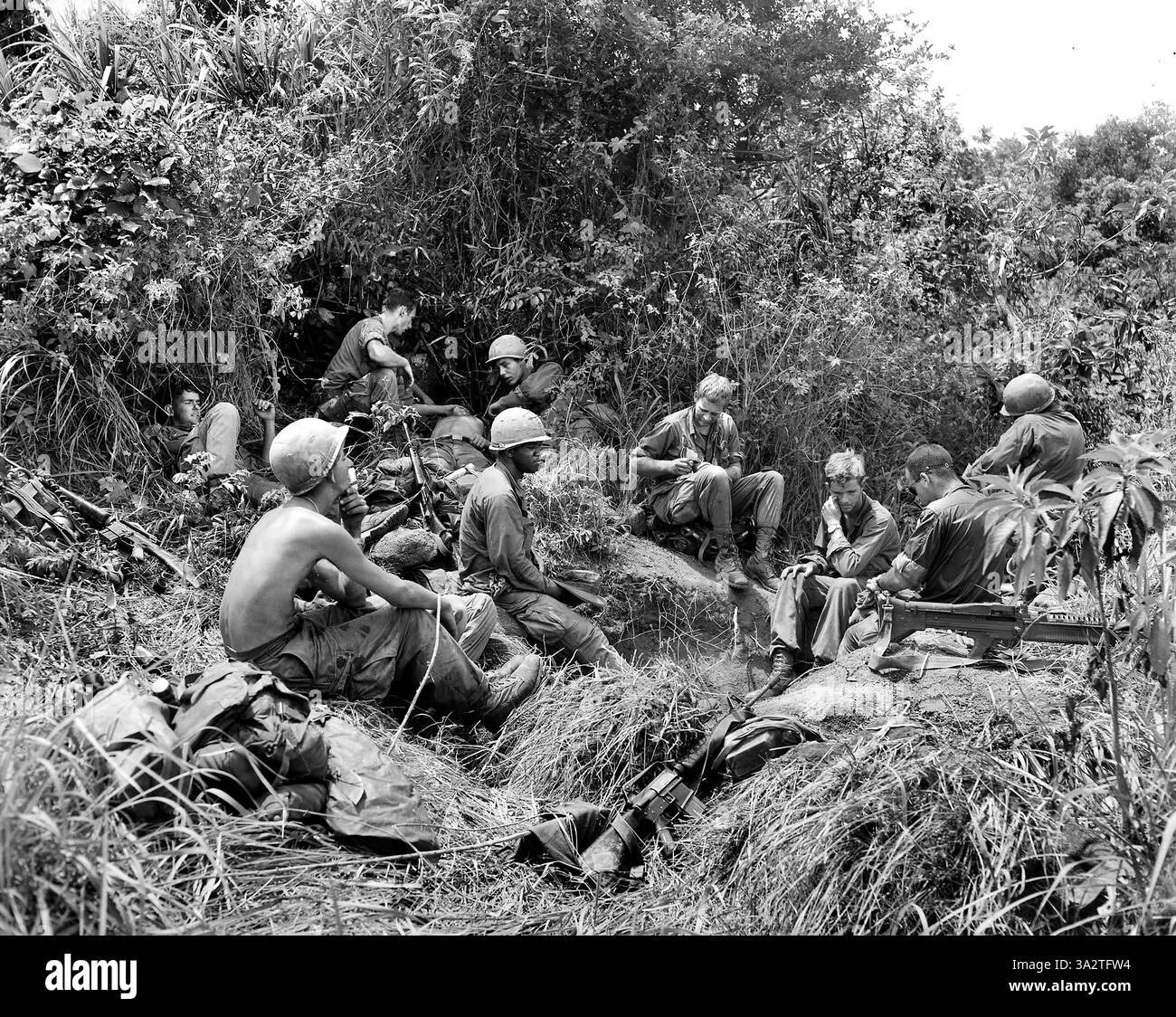 Membres des compagnies B et d, 1er bataillon, 501e régiment d'infanterie, 101e division aéroportée, Taking break from jungle Fighting East of Tam Ky, Vietnam, U.S. Army signal corps, 2 juin 1969 Banque D'Images