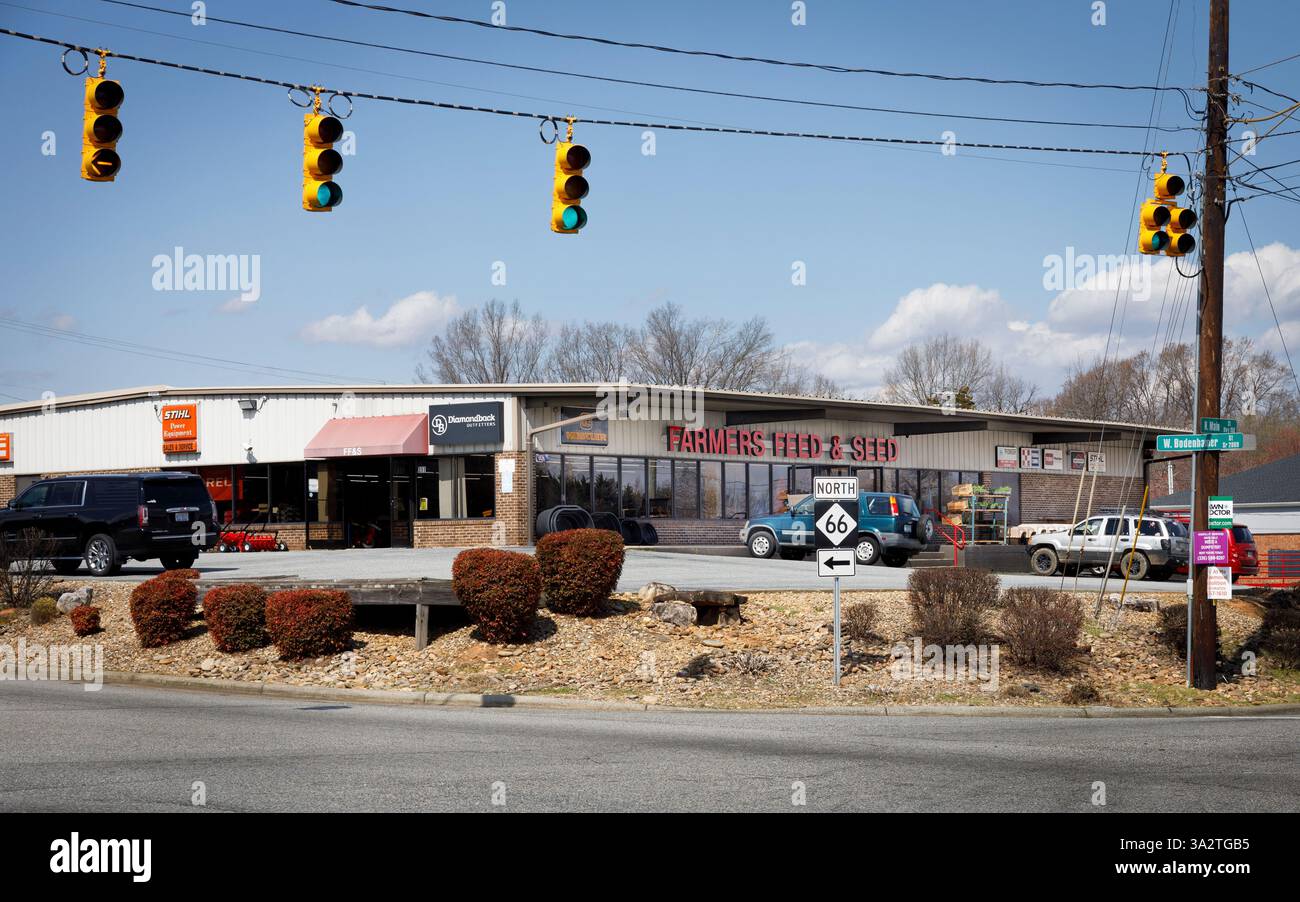 Kernersville, Caroline du Nord, États-Unis--8 mars 2025 : les fermiers nourrissent et la quincaillerie de semence s'installent à l'intersection des rues N. main et Bodenhamer. Banque D'Images
