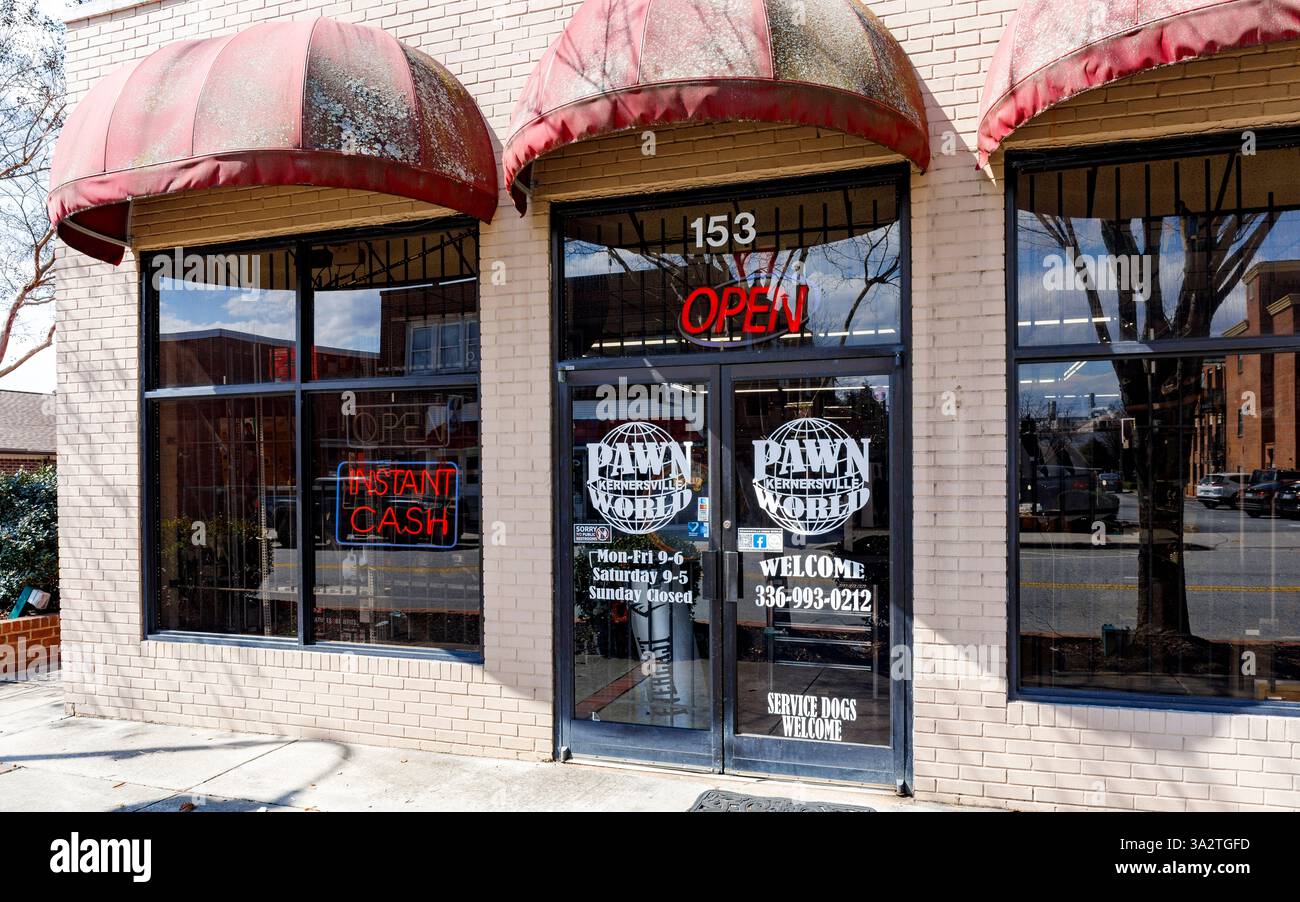 Kernersville, Caroline du Nord, États-Unis--8 mars 2025 : entrée et vitrines du prêteur sur gage Kernersville Pawn World. Format d'image 16x10. Banque D'Images