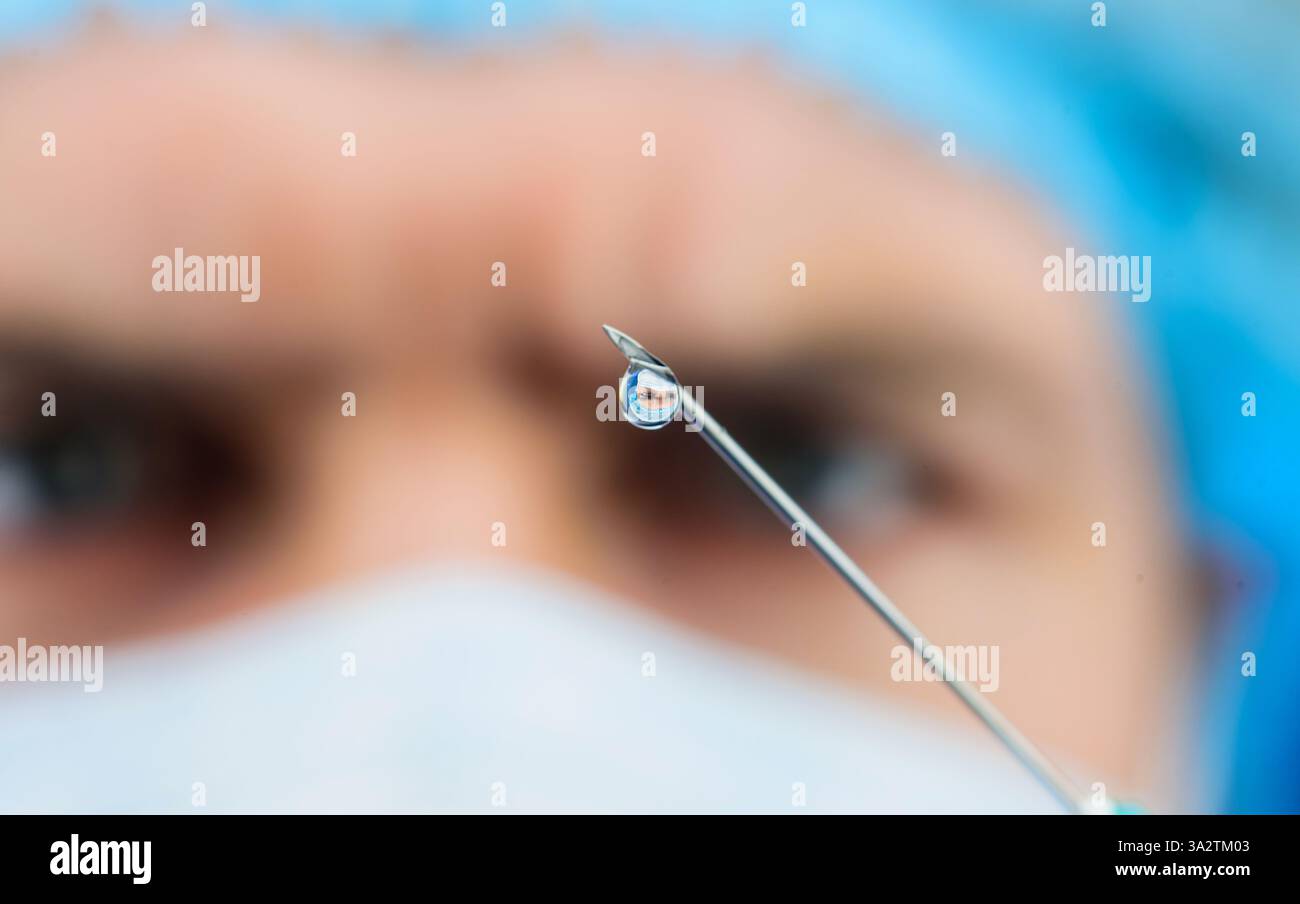 Goutte de médicament sur l'extrémité de l'aiguille d'injection médicale. Gros plan d'une goutte de médicament liquide ou de médicament sur l'aiguille de la seringue. Mise au point de vaccins. Docteur en moi Banque D'Images