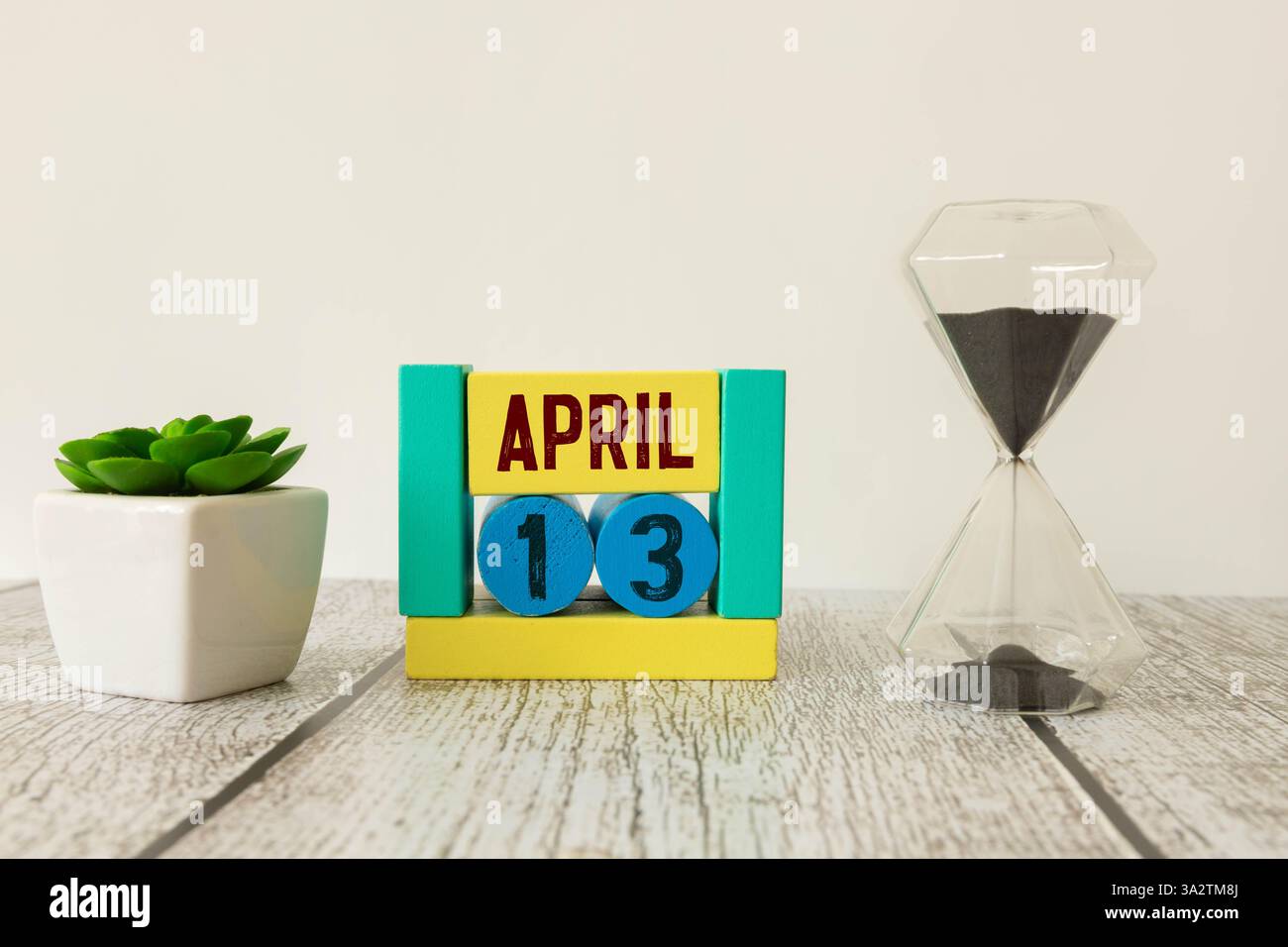 Calendrier d'avril et jouet maison. Jour 13 du mois. Message de carte à imprimer ou à mémoriser Banque D'Images