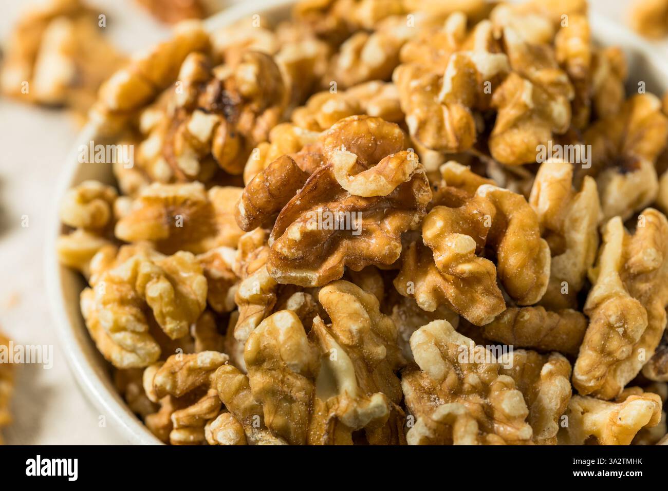 Demi-noix crue biologique dans un bol Banque D'Images