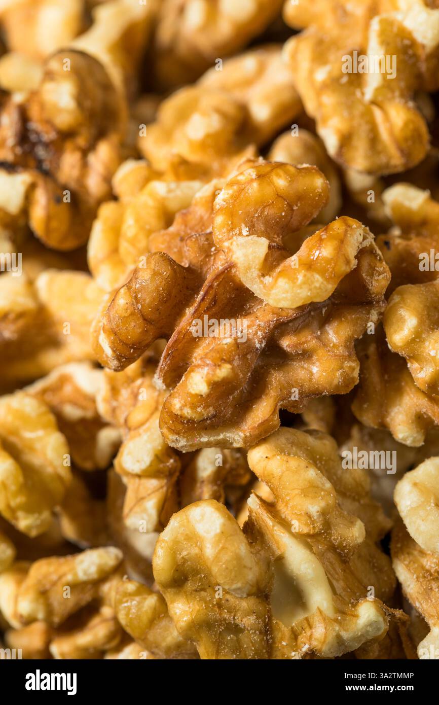 Demi-noix crue biologique dans un bol Banque D'Images