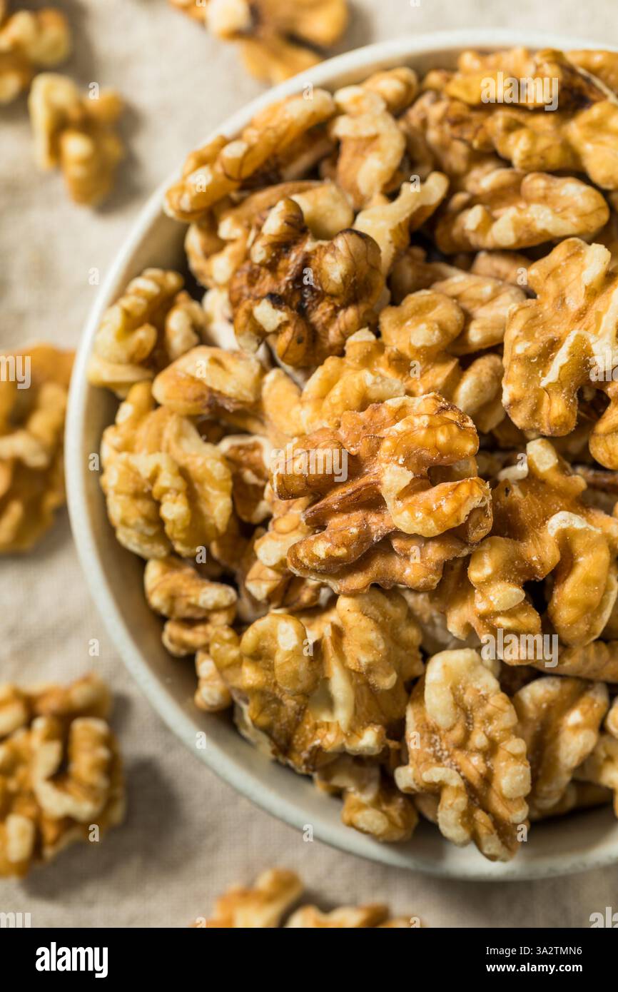 Demi-noix crue biologique dans un bol Banque D'Images