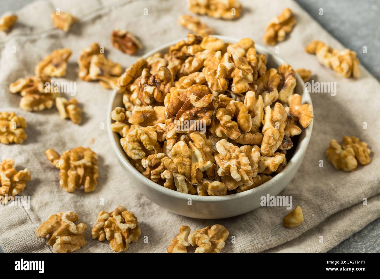Demi-noix crue biologique dans un bol Banque D'Images
