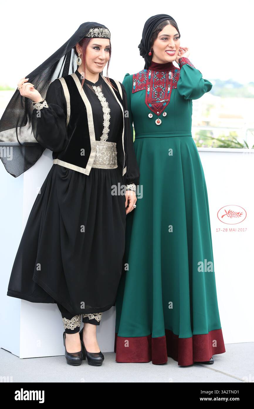 CANNES, FRANCE - 19 MAI : L'actrice iranienne Nasim Adabi (à gauche) et l'actrice iranienne Soudabeh Beizaee posent le 19 mai 2017 lors d'un appel photo pour le film 'Lerd' (Un homme d'intégrité) au 70e Festival de Cannes, dans le sud de la France. CAP/GOL ©GOL/Capital Pictures Banque D'Images