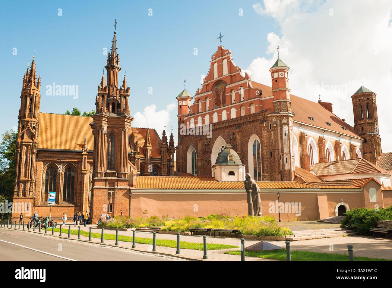 Église Sainte-Anne à gauche et église François-et-Bernard à droite dans la vieille ville de Vilnius Banque D'Images