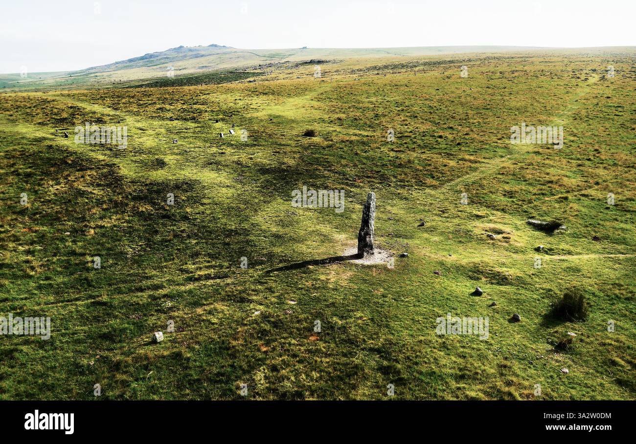 Site rituel préhistorique de Merrivale. Dartmoor, Angleterre. N.E. plus de 3m de haut menhir pierre debout au cercle de pierre doubles rangées et Great mis Tor au-delà Banque D'Images