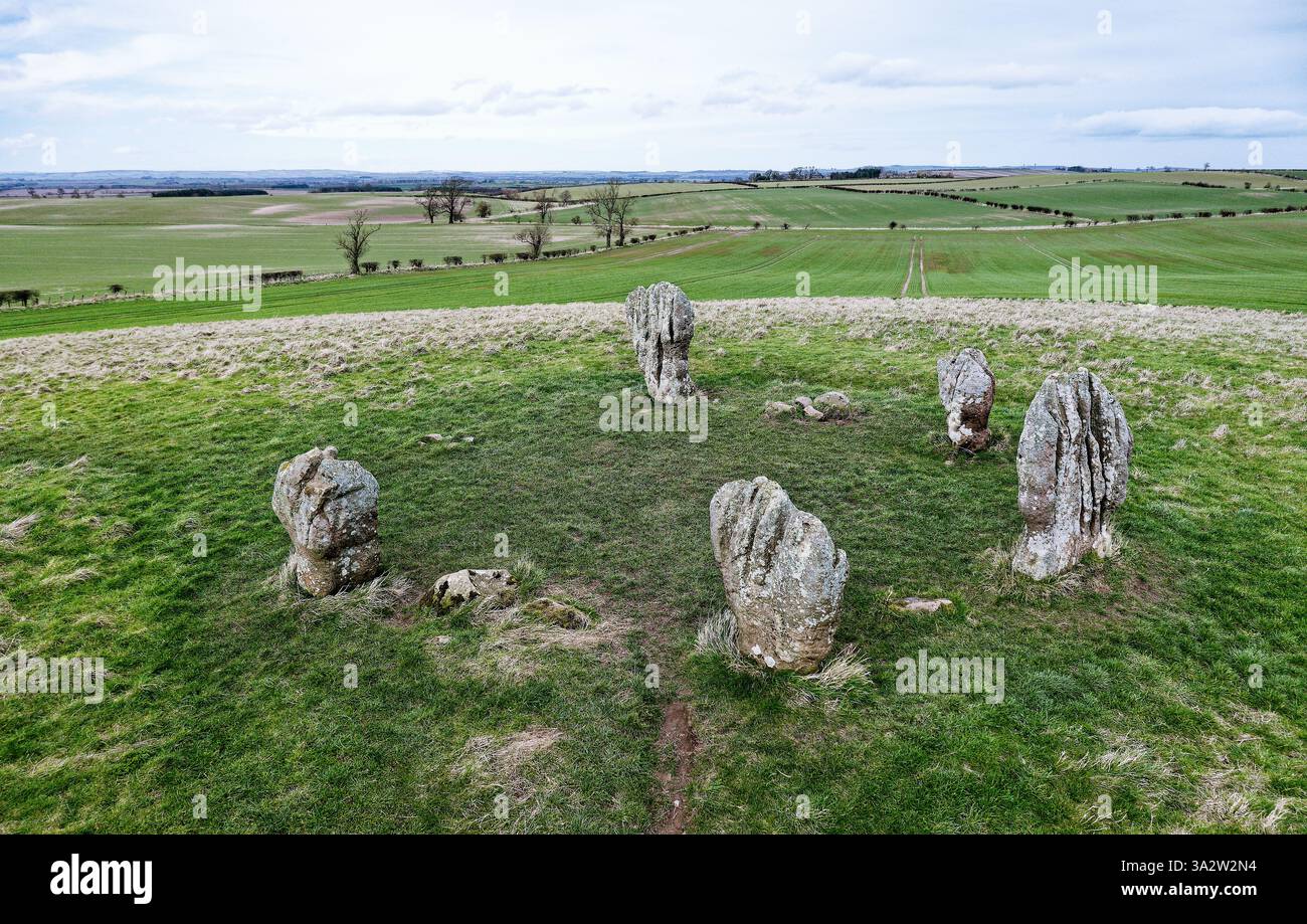 Cercle de pierre préhistorique de Duddo Five Stones dans le nord du Northumberland, Angleterre. Âge du bronze précoce. Grès tendre naturel résistant aux intempéries. En regardant vers le nord Banque D'Images