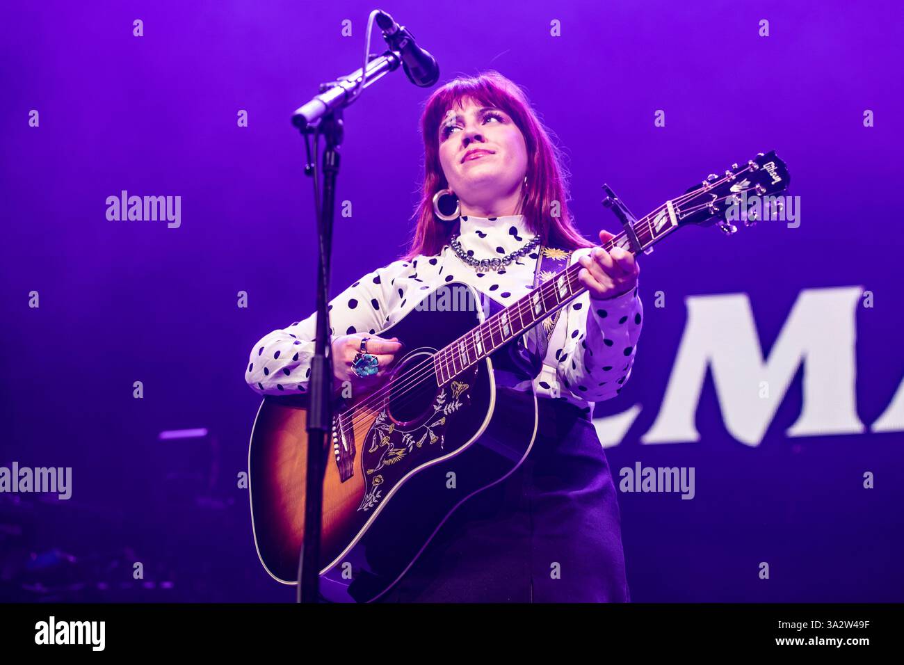 Bergame Italie. 13 mars 2025. La chanteuse-compositrice irlandaise Ciara Mary-Alice Thompson connue professionnellement sous le nom de CMAT se produit en direct sur scène à Chorus Life Arena ouvrant le spectacle de Sam Fender. Banque D'Images