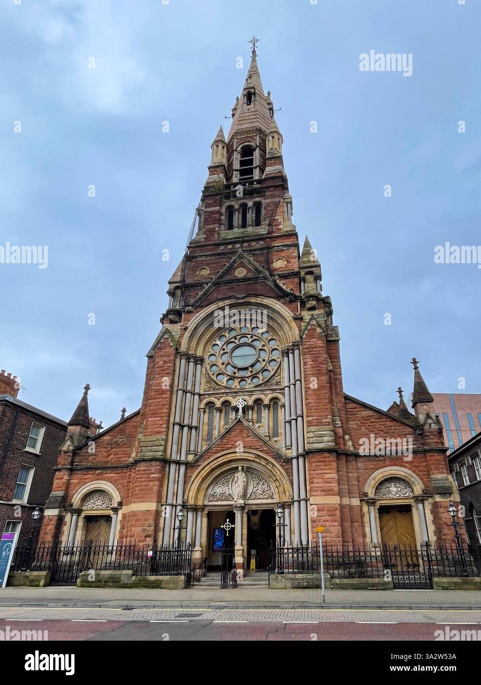 La remarquable façade néo-gothique de l'église de Saint Mary à Belfast, en Irlande du Nord. Banque D'Images