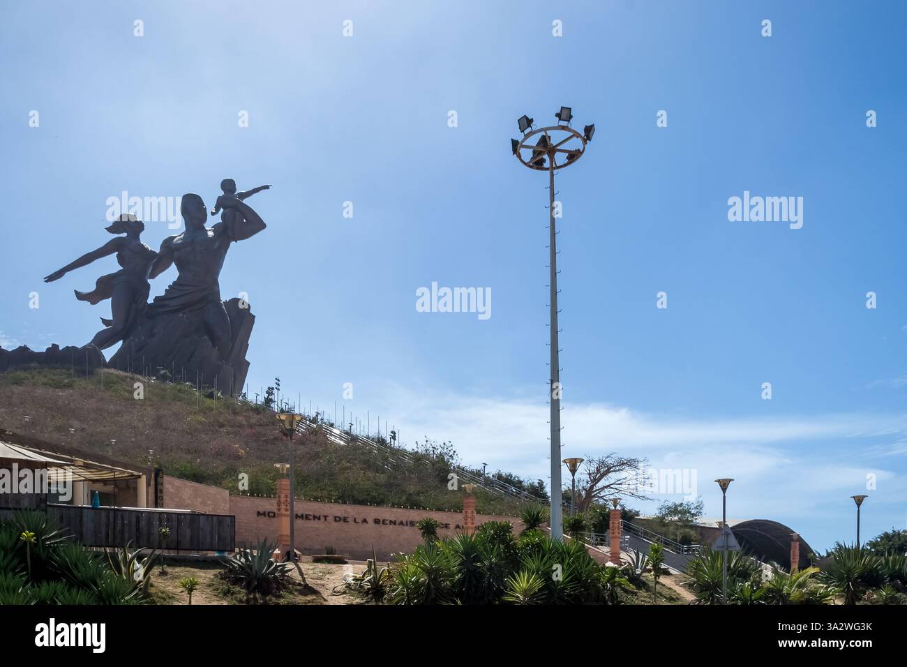 Dakar, Sénégal – vue du Monument de la Renaissance africaine, une statue de bronze de 52 m au sommet des collines des Mamelles, à la périphérie de la ville. Banque D'Images