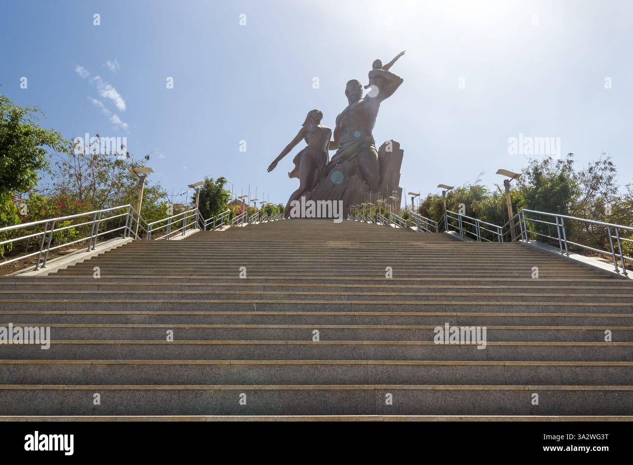 Dakar, Sénégal – vue du Monument de la Renaissance africaine, une statue de bronze de 52 m au sommet des collines des Mamelles, à la périphérie de la ville. Banque D'Images