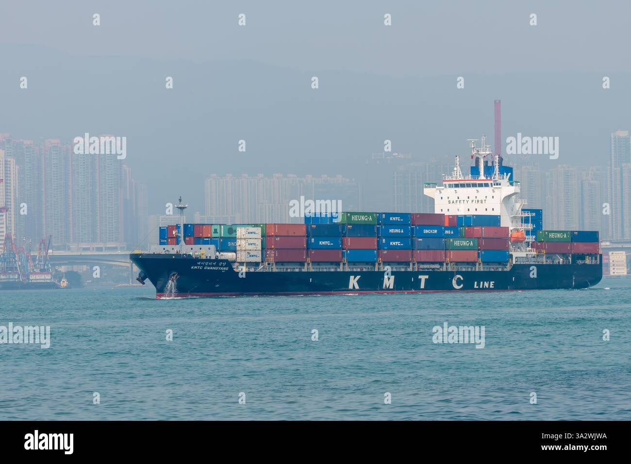 Hong Kong. Chine- 02.18.2025. Navire de transport de conteneurs transportant un chargement de conteneurs maritimes quittant le port de Hong Kong. Banque D'Images