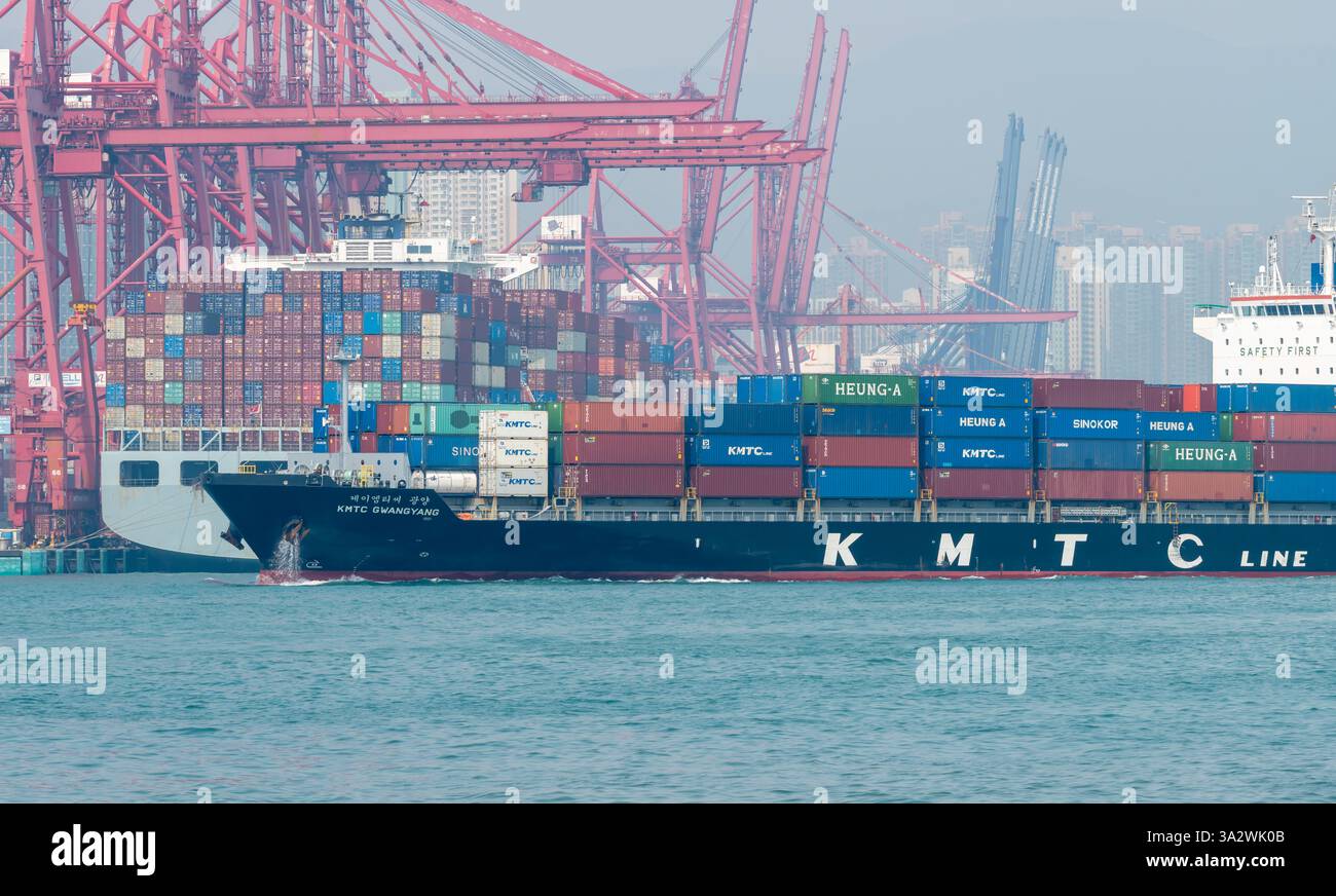 Hong Kong. Chine- 02.18.2025. Navire de transport de conteneurs transportant un chargement de conteneurs maritimes quittant le port de Hong Kong. Banque D'Images