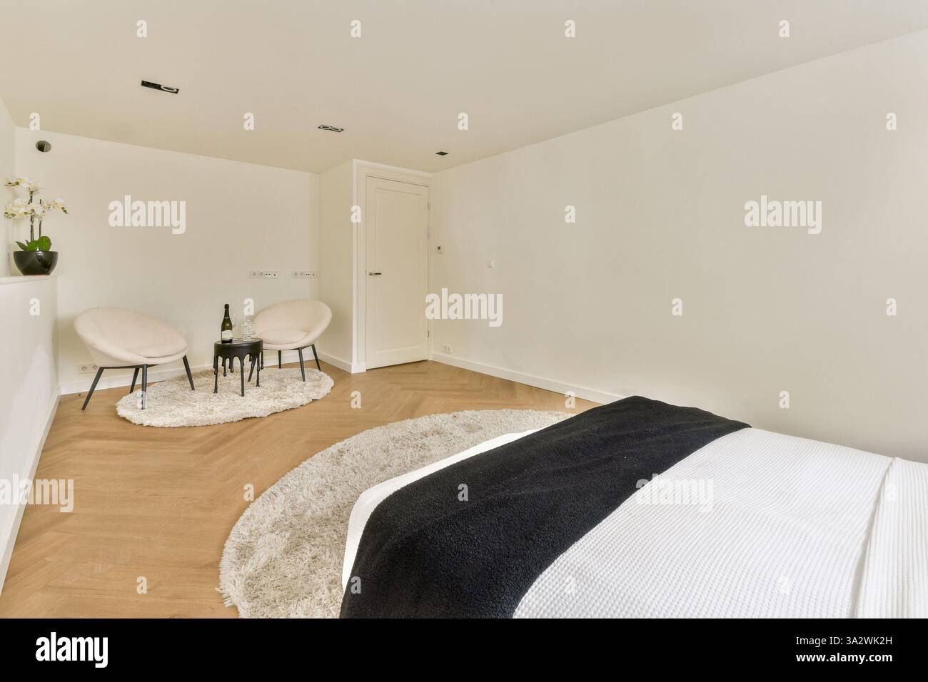 Une chambre moderne et élégante avec un décor minimaliste, un mobilier élégant et des textures douces créant une atmosphère sereine parfaite pour la détente. Banque D'Images