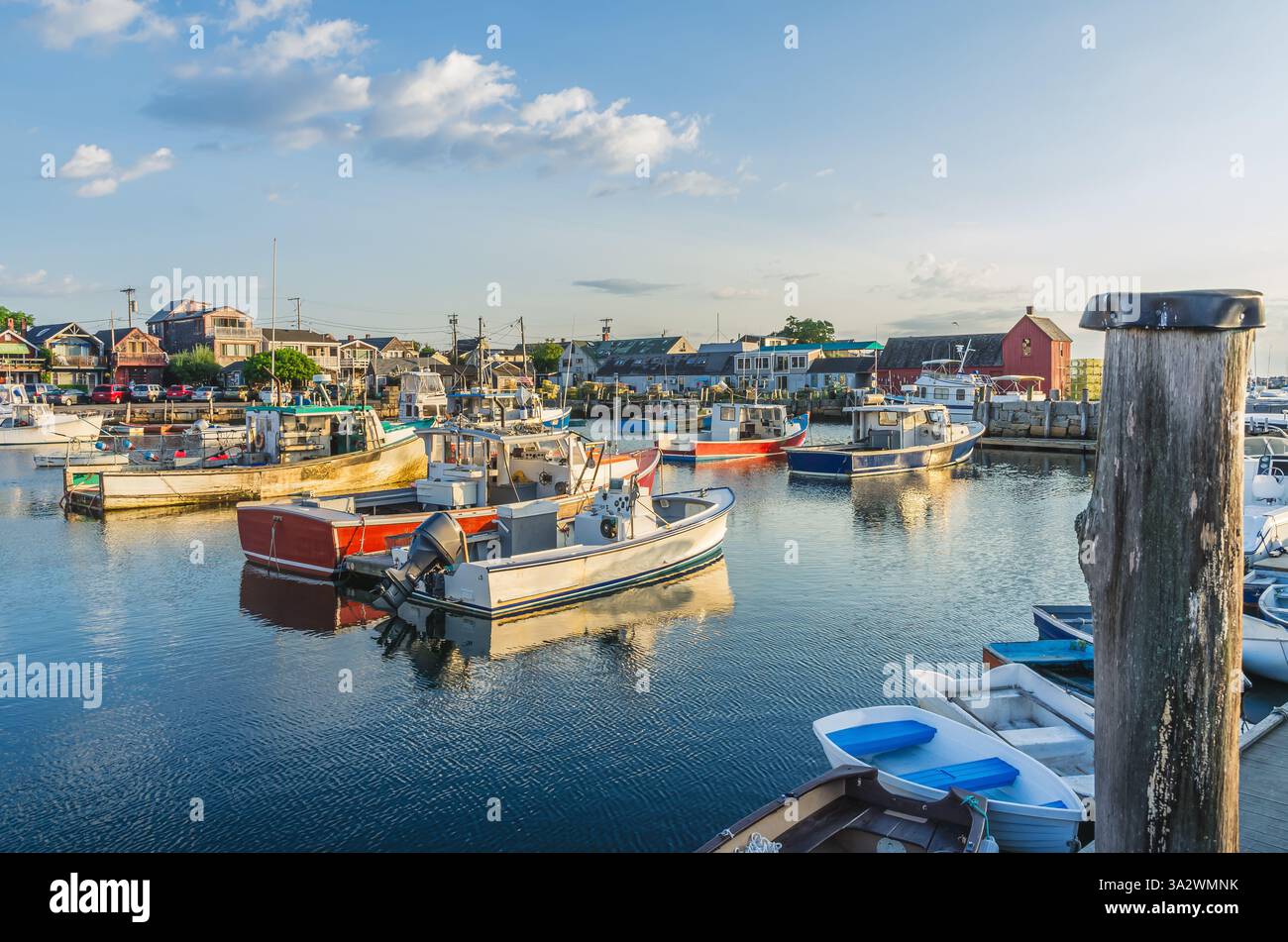 Port de Rockport avec cabane de pêche rouge emblématique au loin, Massachusetts, États-Unis Banque D'Images