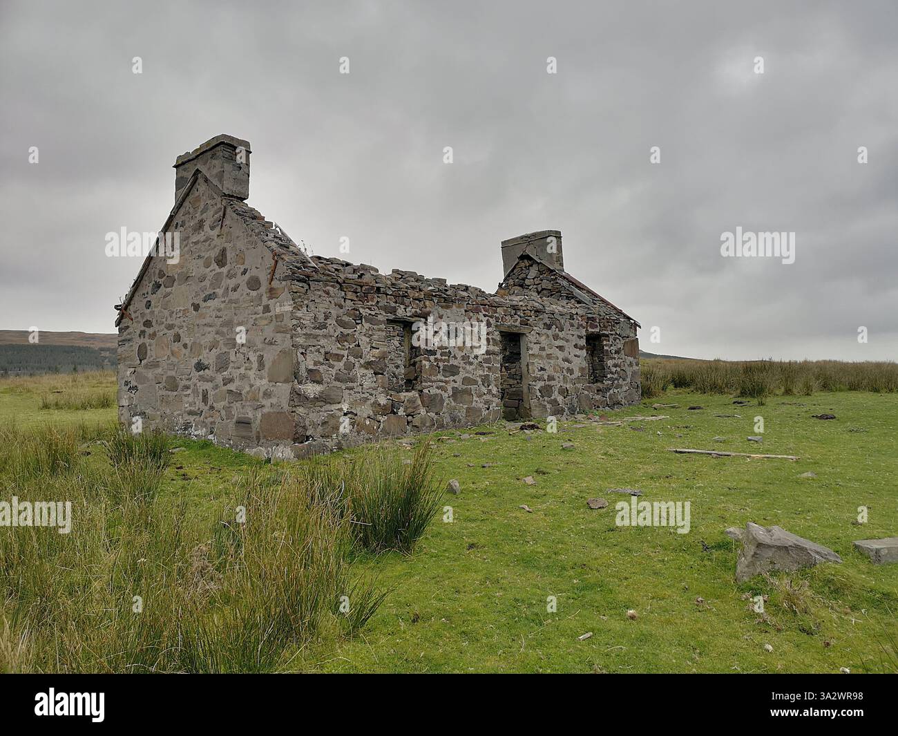 Ruines du village de Shiaba, sur l'île de Mull, sur le domaine d'Argyll, abandonnées pendant les Highland Clearances en Écosse, faisant écho à un passé tragique. - Image de stock capturée avec un smartphone