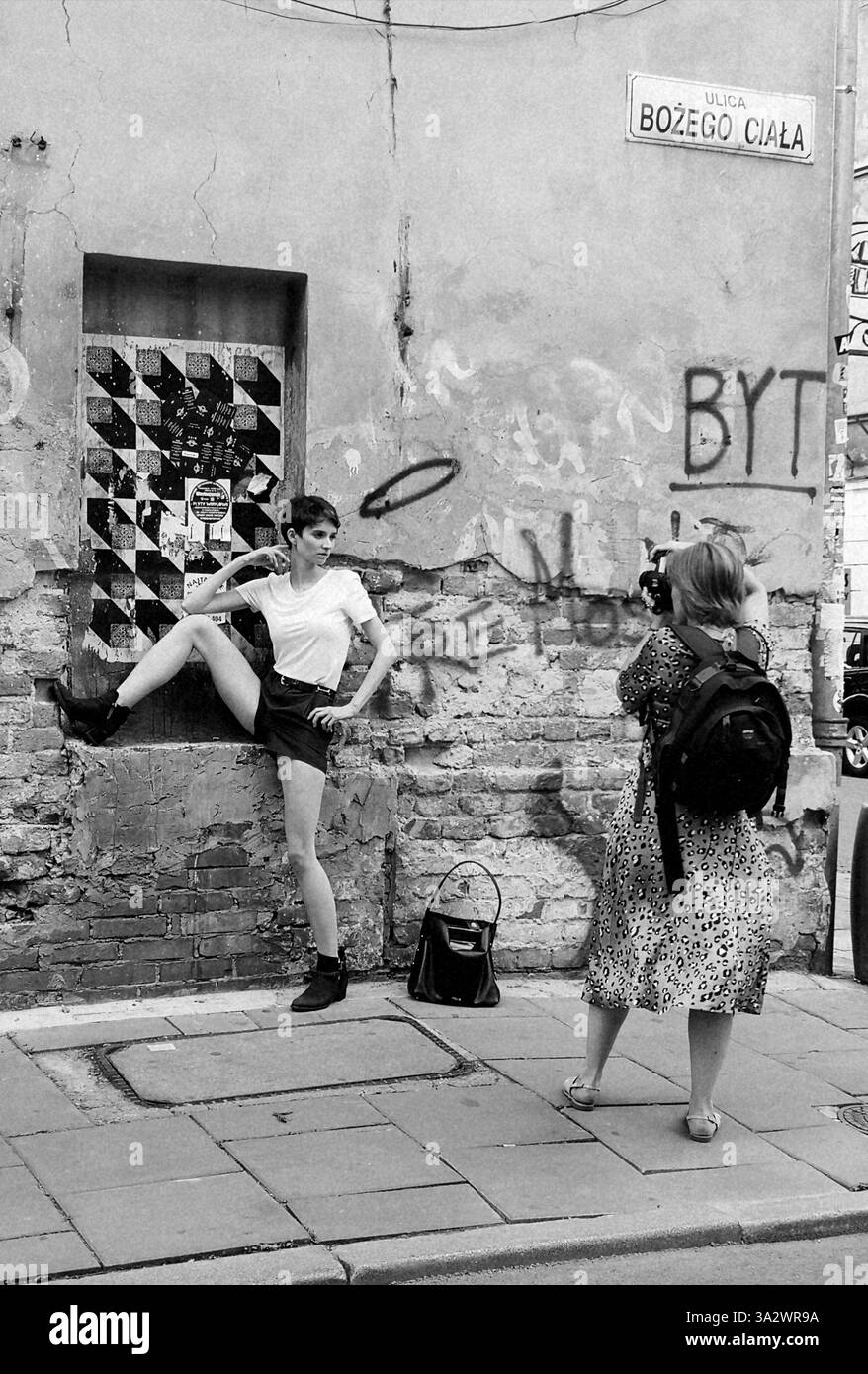 Le quartier juif bohème de Cracovie attire de nombreux artistes et photographes. Les murs graffinés font de grands décors d'urbex arty. Banque D'Images