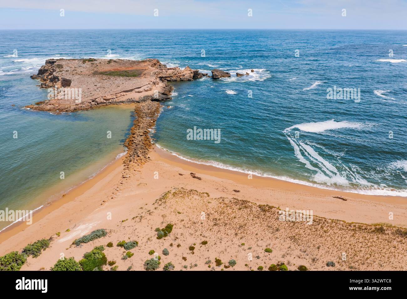 Vue aérienne d'un échouage sablonneux courbé menant à un affleurement rocheux à Beachport sur la Limestone Coast en Australie méridionale. Banque D'Images