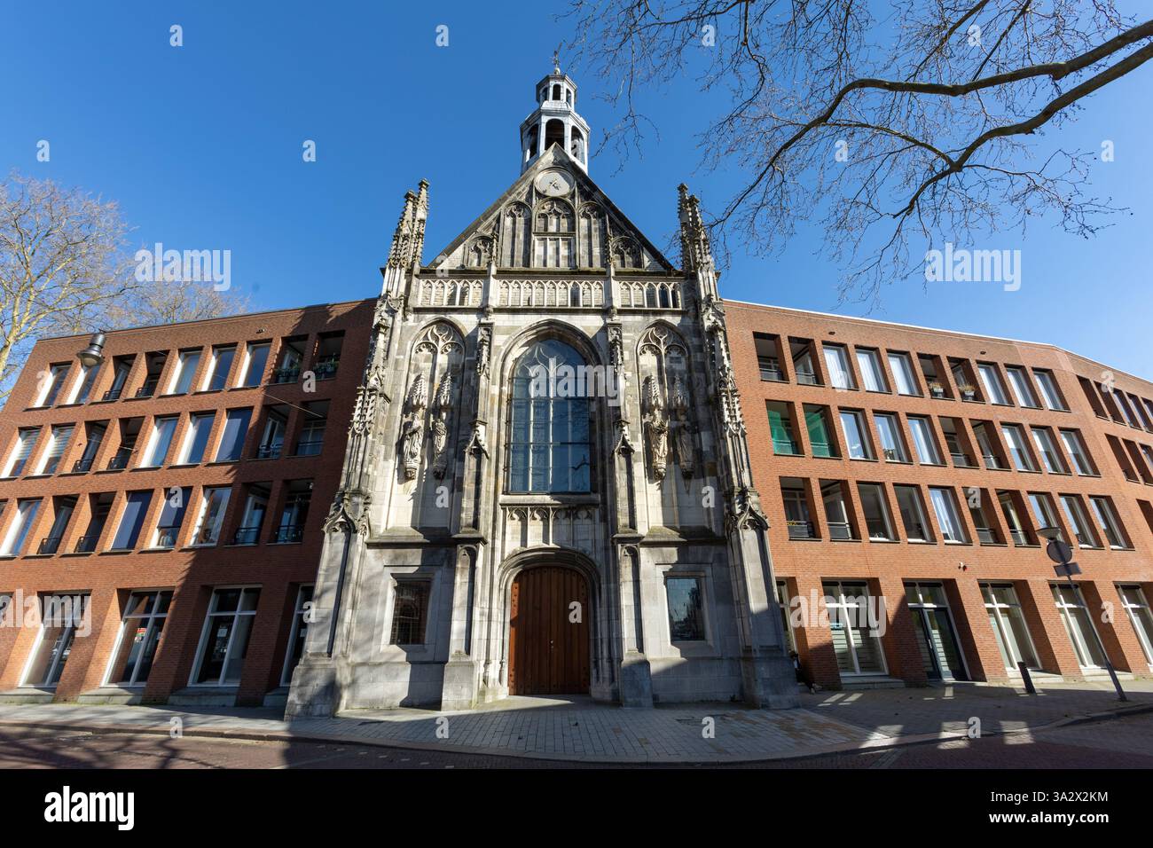 Ancien Sint-Antoniuskapel avec façade gothique dans la ville historique Den Bosch. Maintenant utilisé comme maison de retraite. Banque D'Images