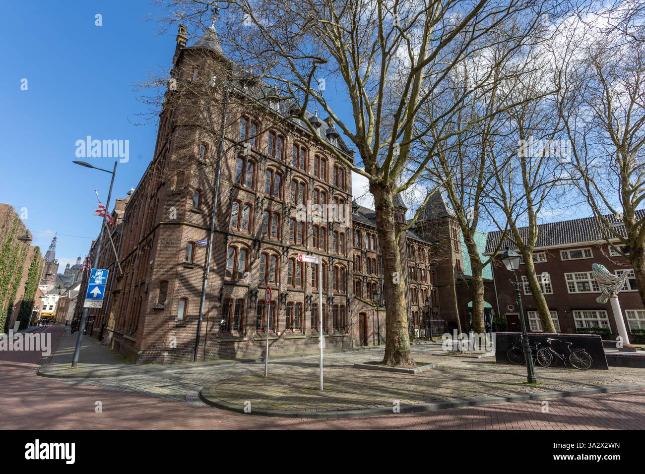 Anciennes archives d'État dans le centre de la ville historique Den Bosch. Banque D'Images