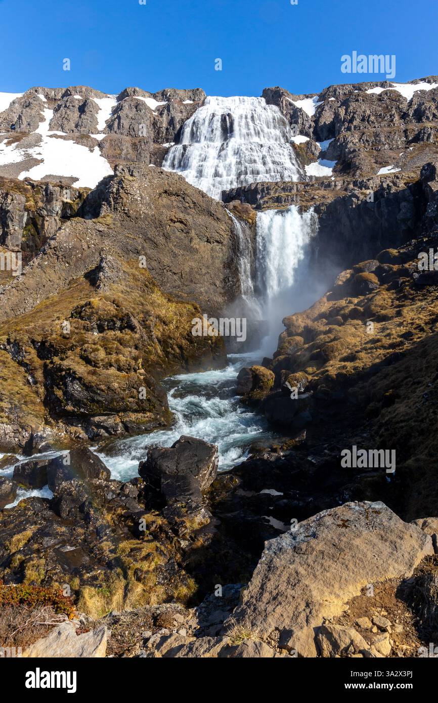 Chutes d'eau de Dynjandi (Fjallfoss) et Strompgljufrafoss (Strompur) dans les Westfjords, Islande avec des roches volcaniques autour. Banque D'Images