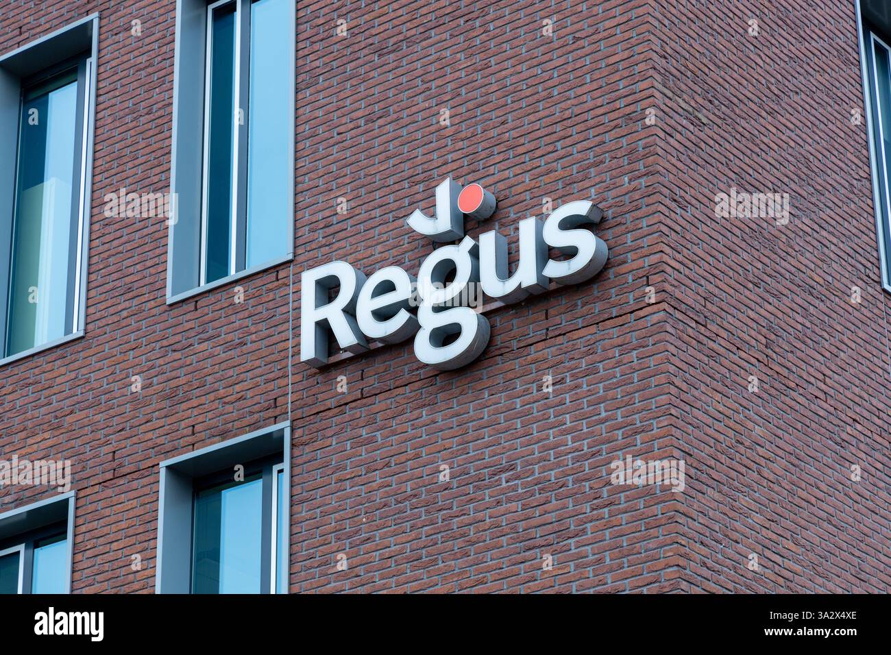 Logo Regus. Regus propose des espaces de travail modernes et flexibles à Den Bosch. Banque D'Images