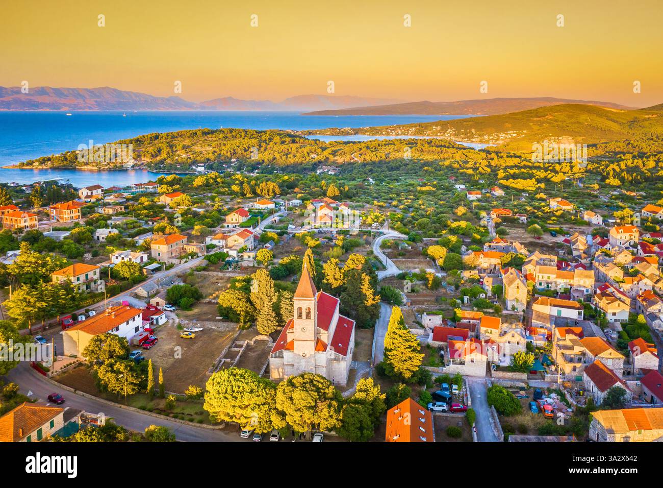 Vue aérienne du village dalmate traditionnel de Grohote, Croatie Banque D'Images