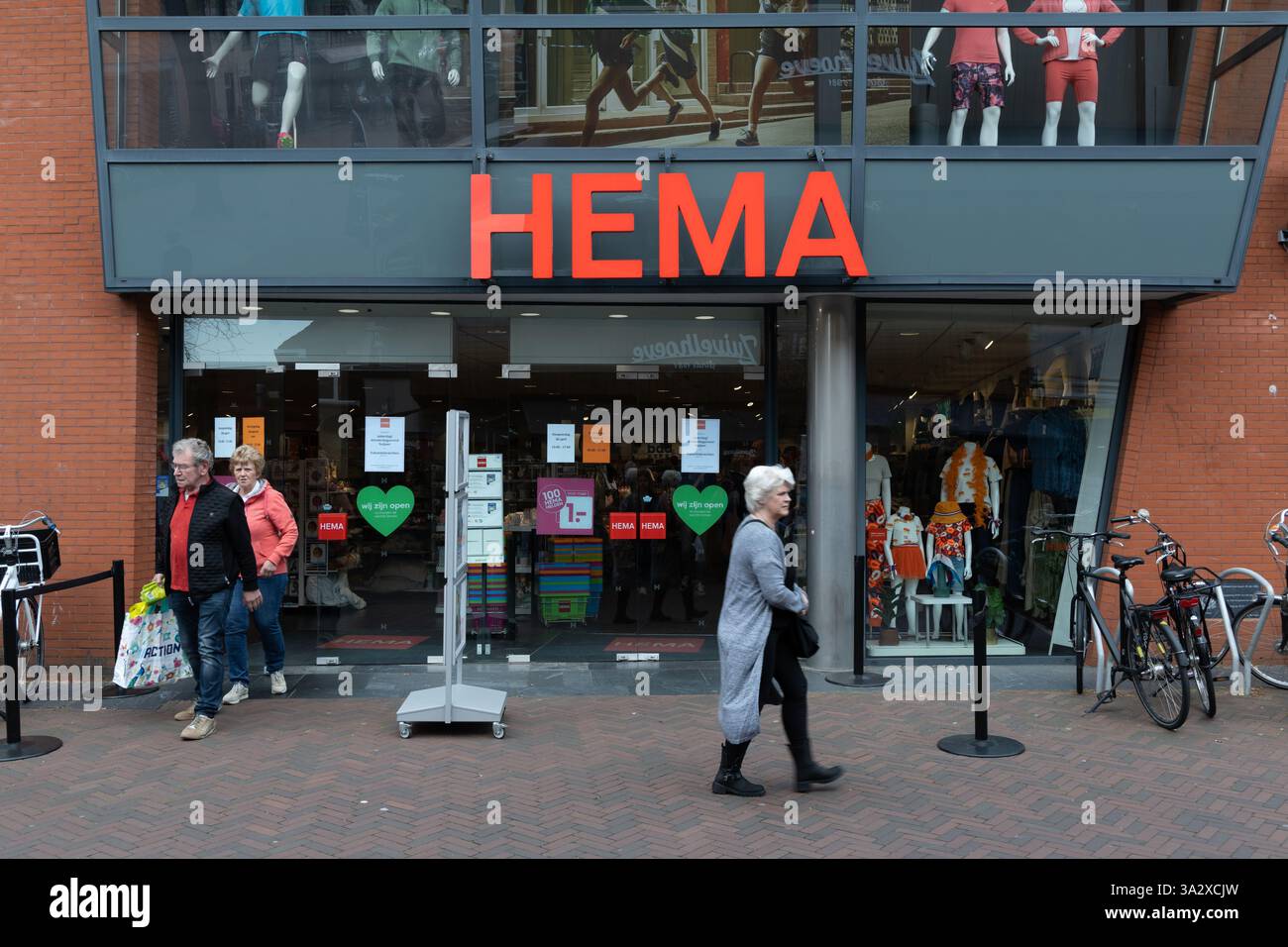 Boutique d'enseignes logo HEMA. HEMA est une chaîne de magasins de variétés néerlandaise. Il a commencé ses opérations en tant que magasin de variétés. Banque D'Images Boutique d'enseignes logo HEMA. HEMA est une chaîne de magasins de variétés néerlandaise. Il a commencé ses opérations en tant que magasin de variétés. Banque D'Images
