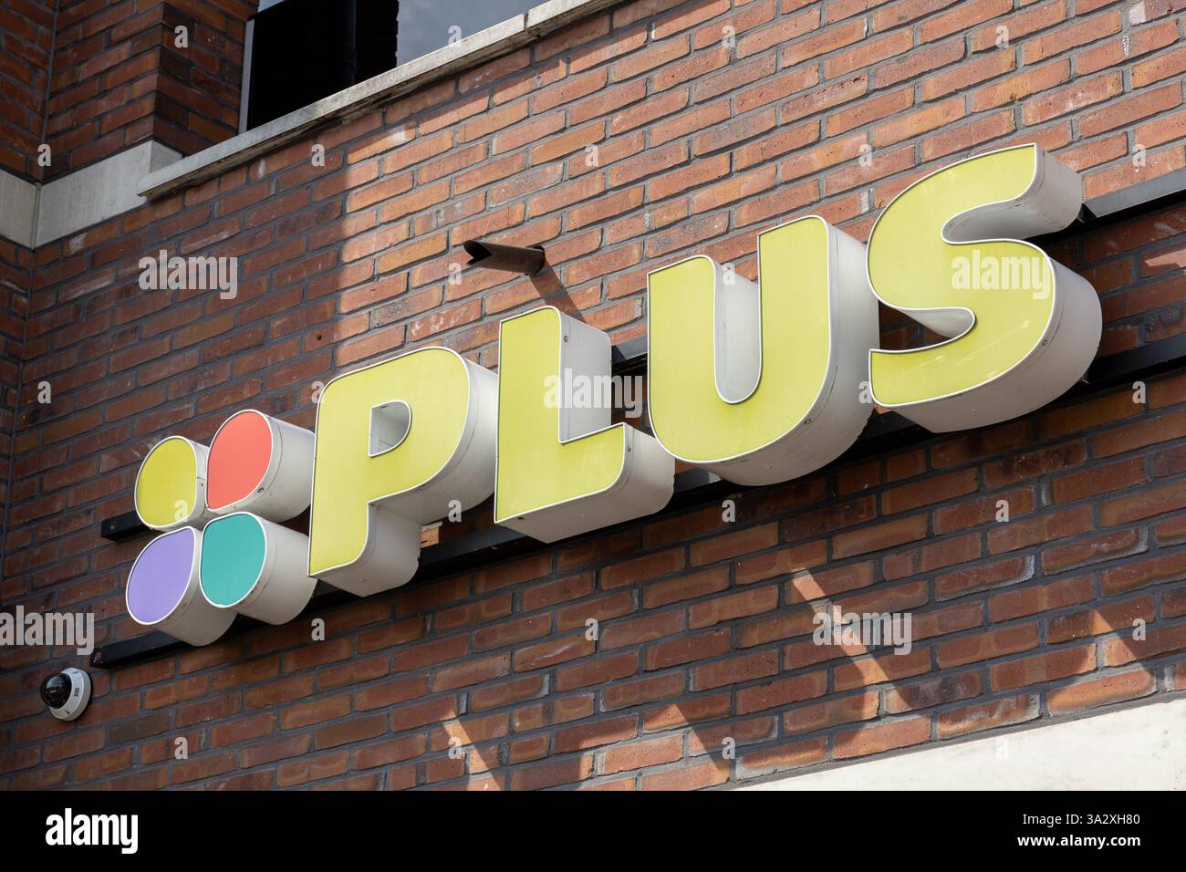 Signe logo plus. Plus est une épicerie de supermarché. Banque D'Images