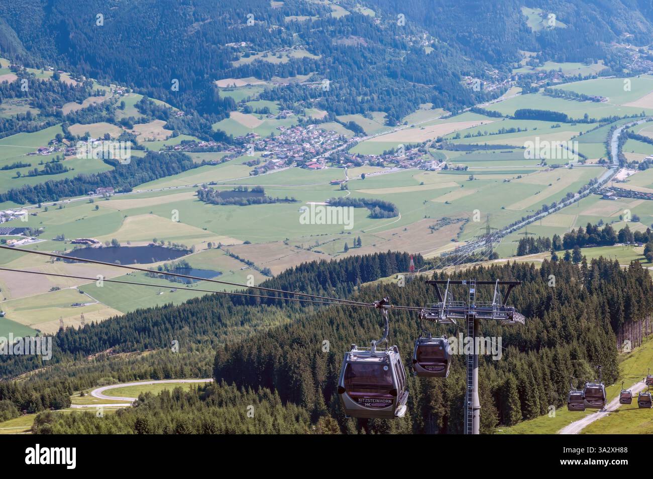 Vue aérienne de la ville de Kaprun, district de Zell am See, province de Salzbourg, Autriche. Champs verdoyants, grands arbres, téléphérique MK Maiskogelbahn. Banque D'Images Vue aérienne de la ville de Kaprun, district de Zell am See, province de Salzbourg, Autriche. Champs verdoyants, grands arbres, téléphérique MK Maiskogelbahn. Banque D'Images